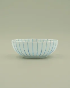 Hvid skål med tynde blå striber