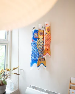 Koinobori vimpel 80 cm (guld/blå)
