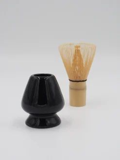 Sort holder til matcha piskeris