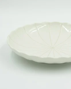 Stor beige tallerken med striber
